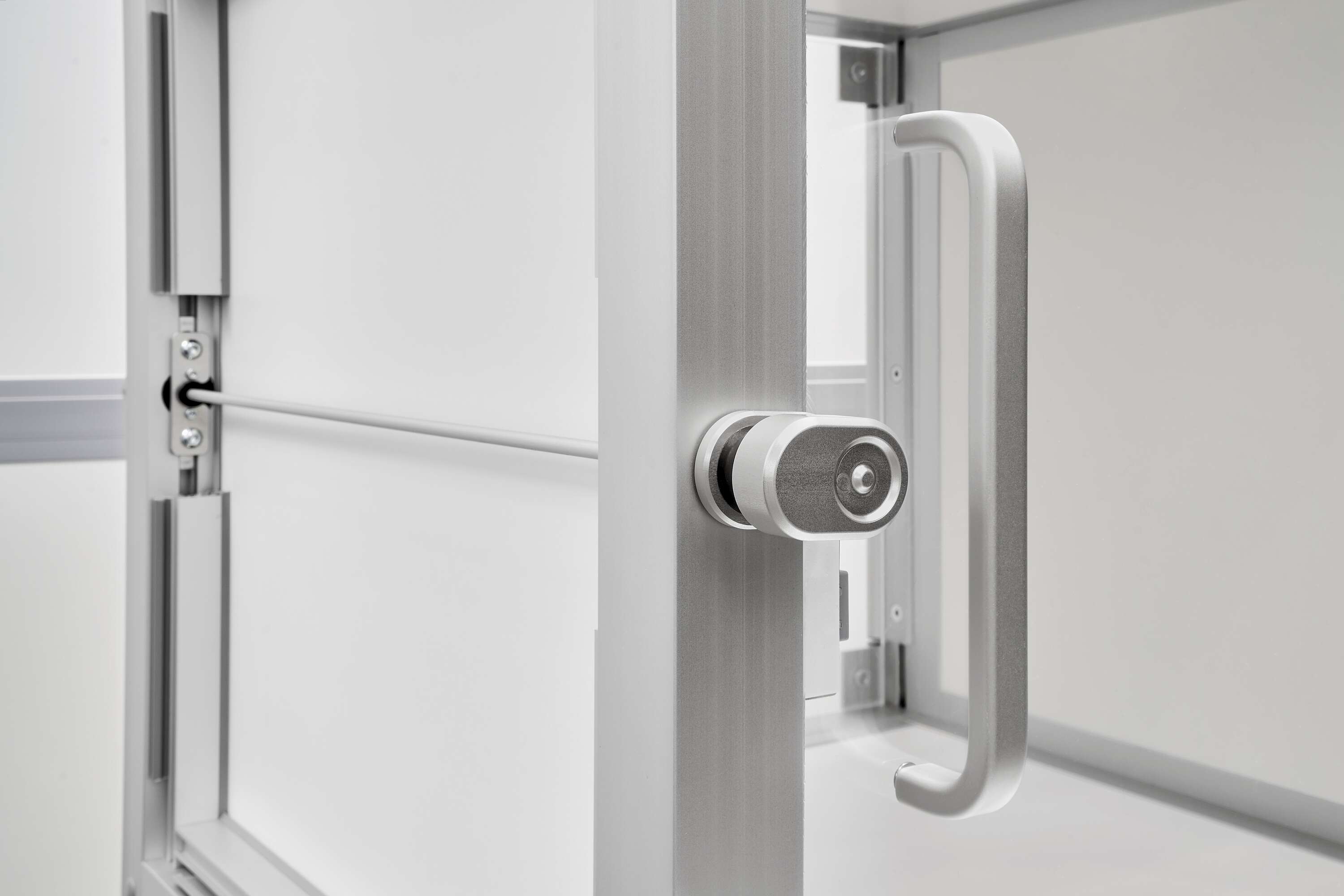 Material Airlock X 8, Locking Mechanism