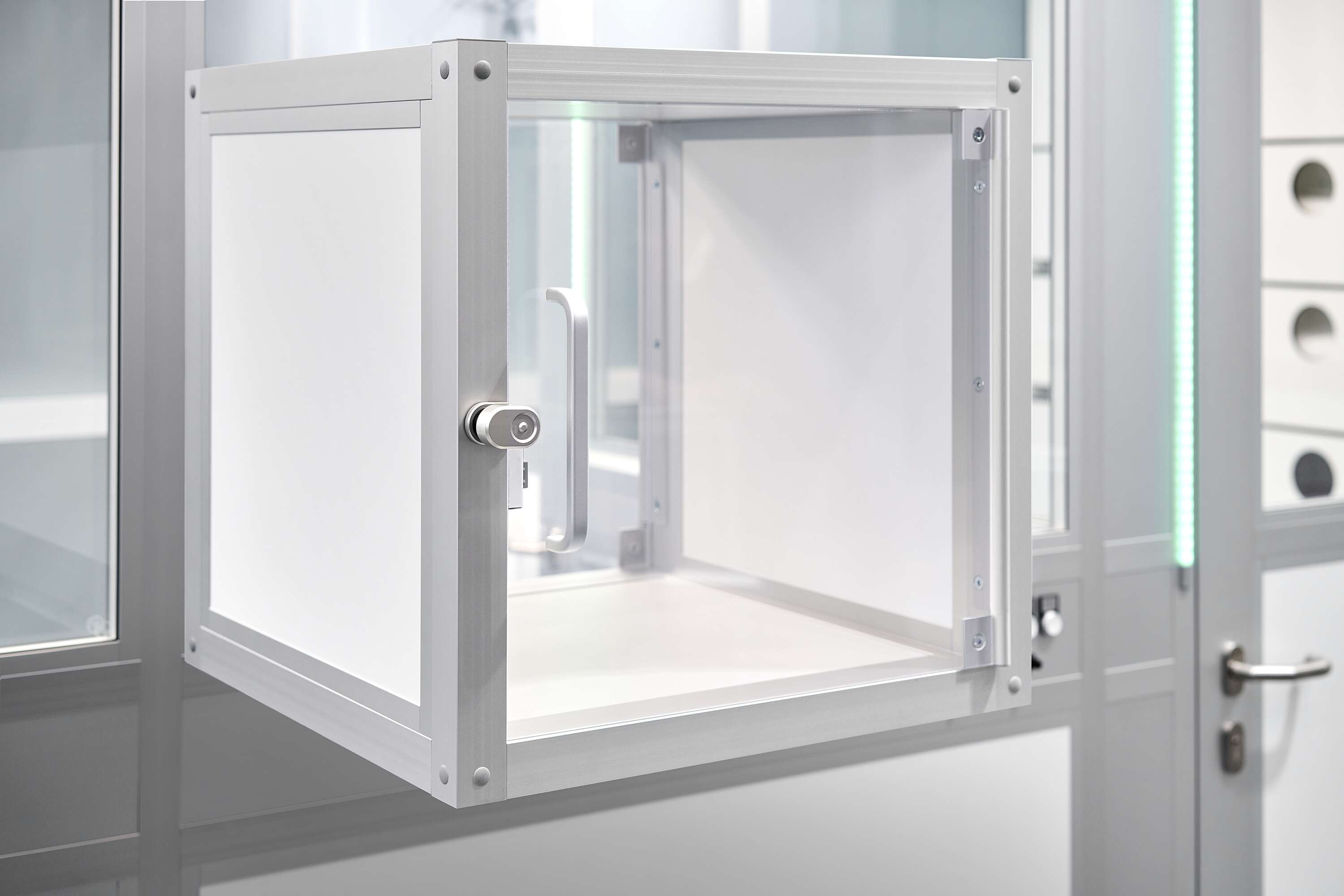 Material Airlock X 8, Locking Mechanism